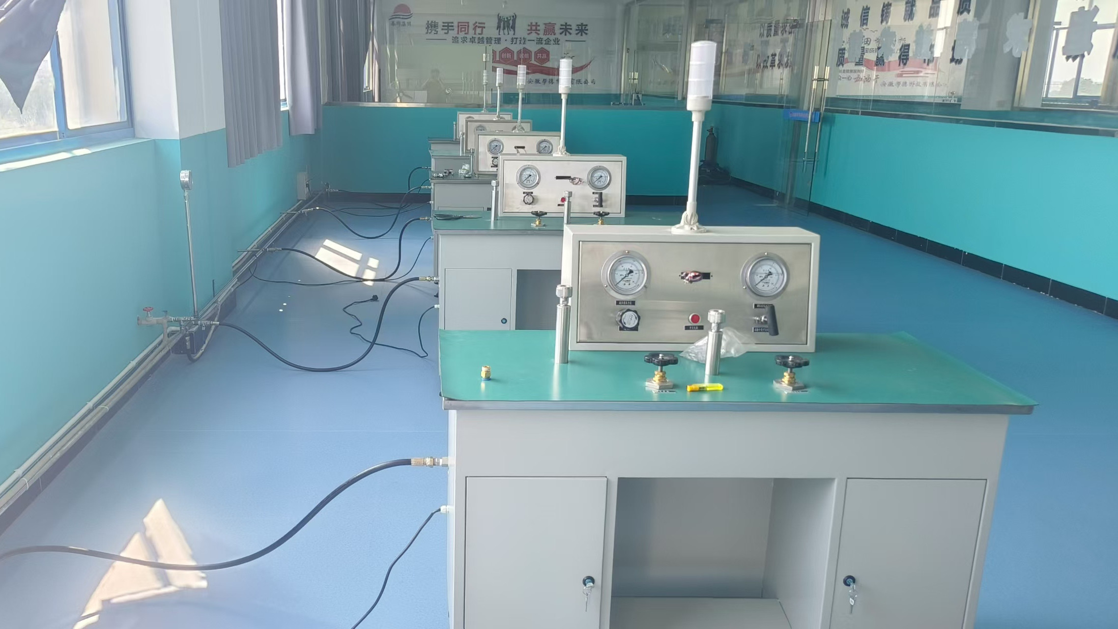 欧迪美特售后工程师实地调试压力表校验台设备